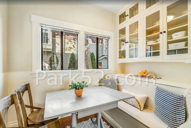 Building Photo - 1 Bedroom Unit in Tacoma Tri-Plex With Washer & Dryer!