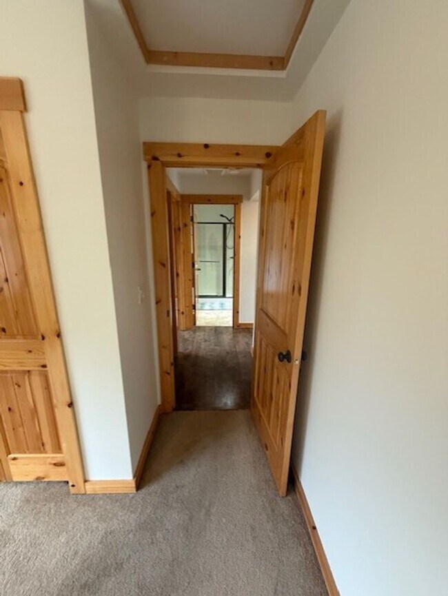 Building Photo - Adorable Roslyn Ridge Condo