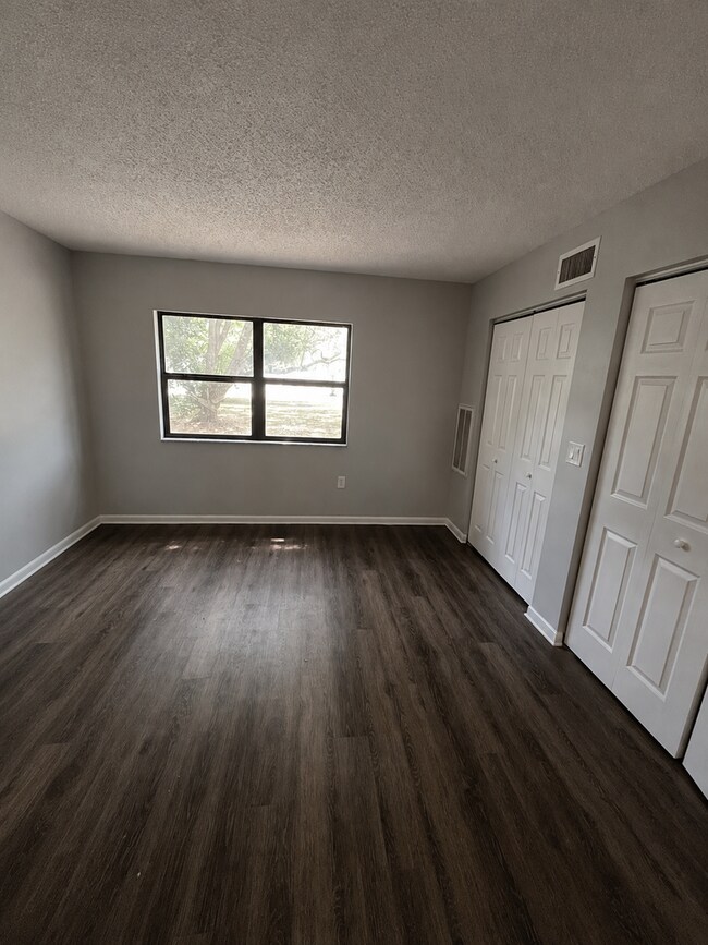 Building Photo - NICE 1BR/1BA Apt!! WATER & SEWER INCLUDED!! Come Home to Quiet with a Convenient Central Lakeland...
