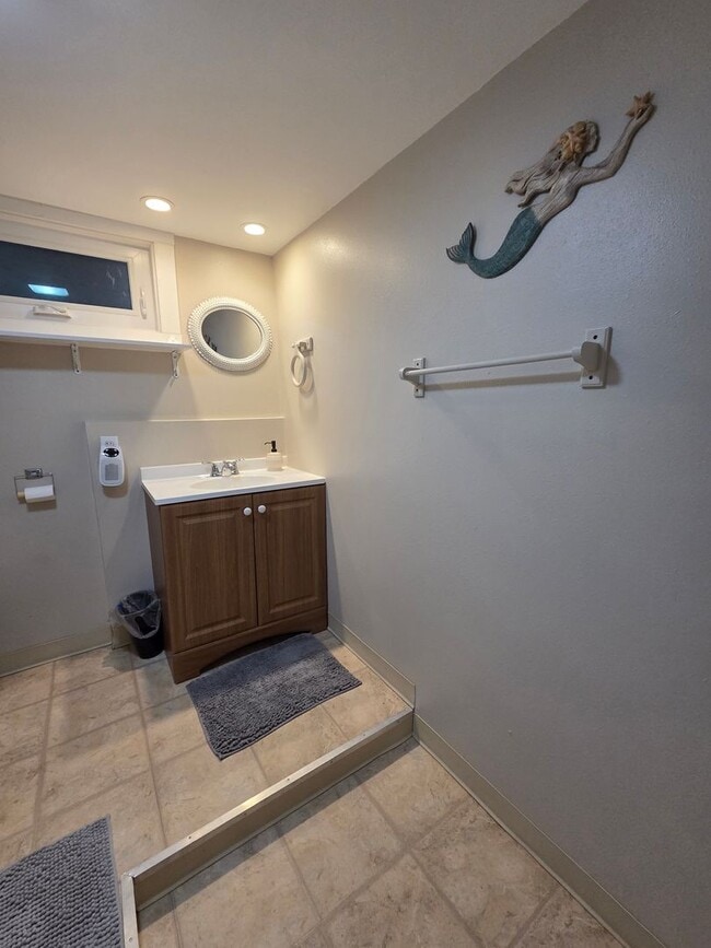 Building Photo - Furnished 1 Bedroom 1 Bath Basement Unit-No Pets-Single Occupancy -NO SMOKING