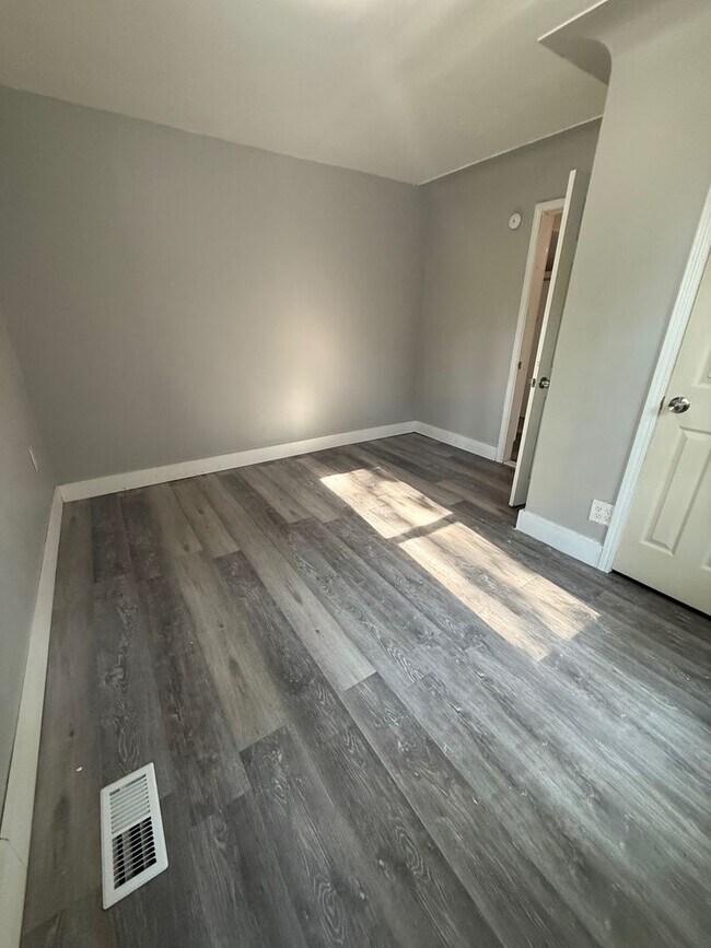 Building Photo - 4 Bedroom Home on an ACRE of land