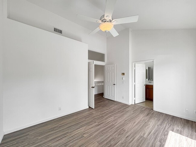 Building Photo - Beautiful 2B/2.5BA Two-Story Home with AC,...