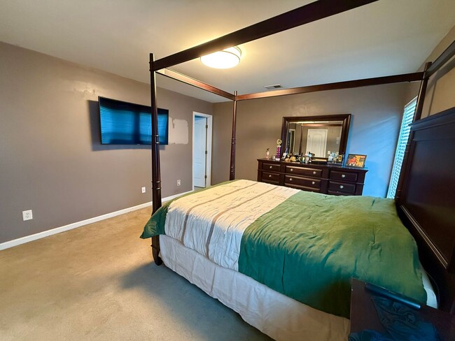 Building Photo - 4 Bedroom 2.5 Bath House in Quail Hill Goo...