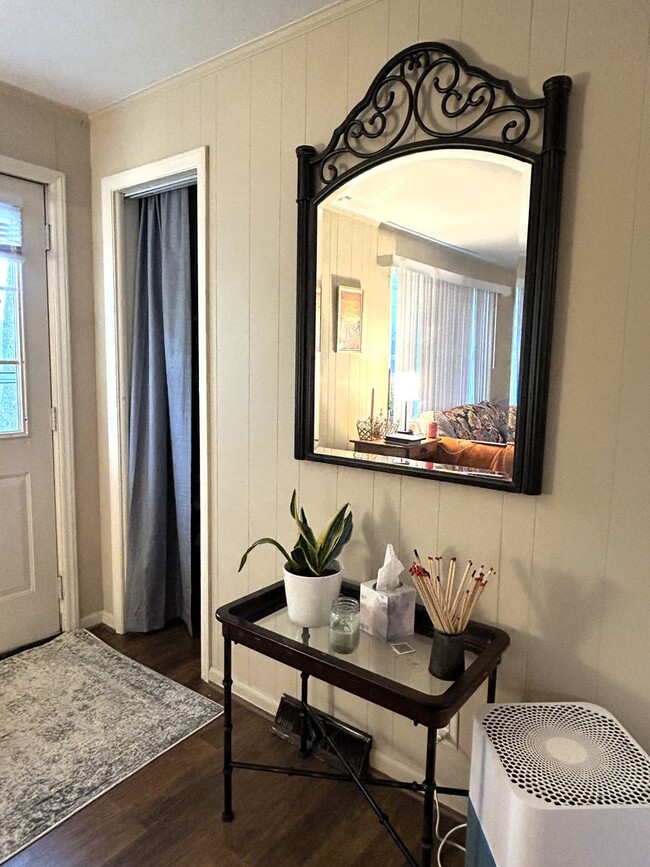 Building Photo - Charming Ranch Right Off W King Street!