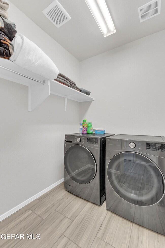 Building Photo - 1044 Gaitan St