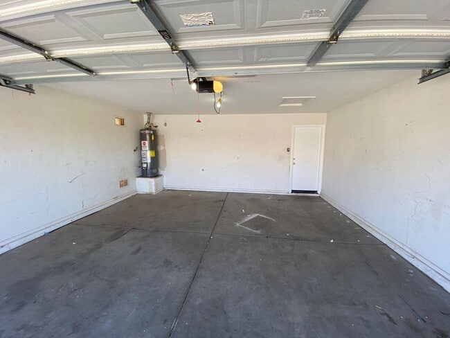 Building Photo - Close to community amenities!