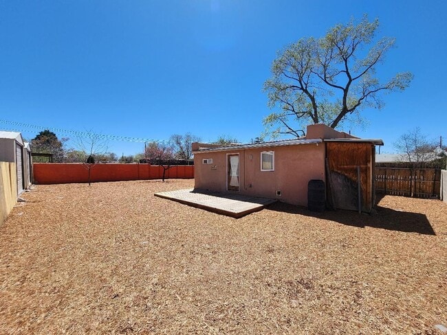 Building Photo - 212 Tesuque Dr