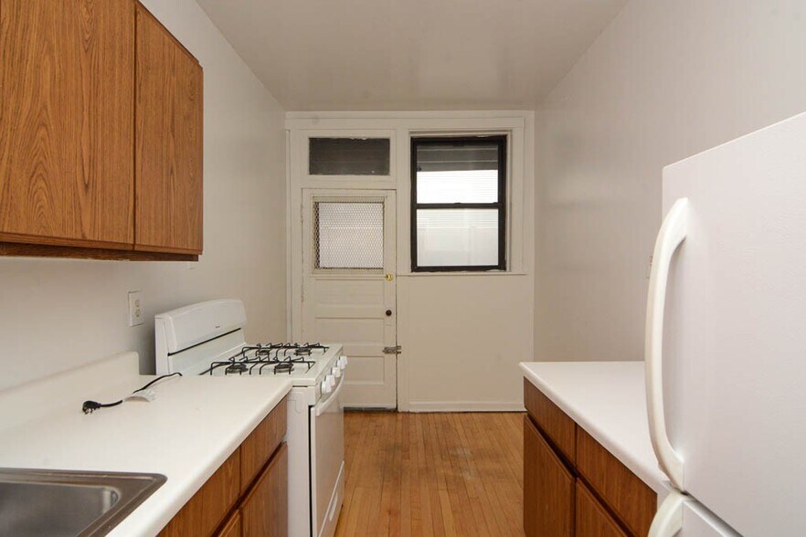 Building Photo - 822 W Waveland Ave