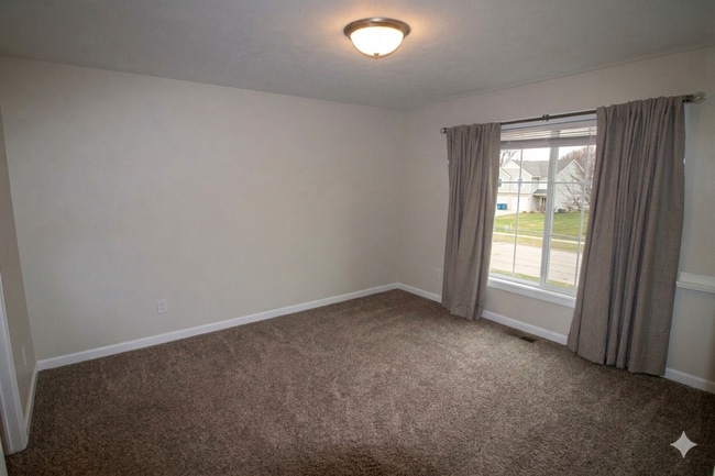 Building Photo - 5-Bedroom Townhome in Hudsonville | Cul-de-Sac, 2-Car Garage, Lawn & Snow Included