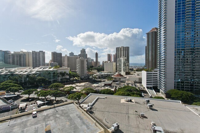 Building Photo - Fully Furnished One Bedroom Unit, Centrally located to Busline, Shopping and Grocery Store