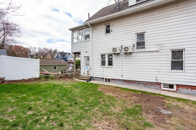 Building Photo - 1009 Hudson Ave