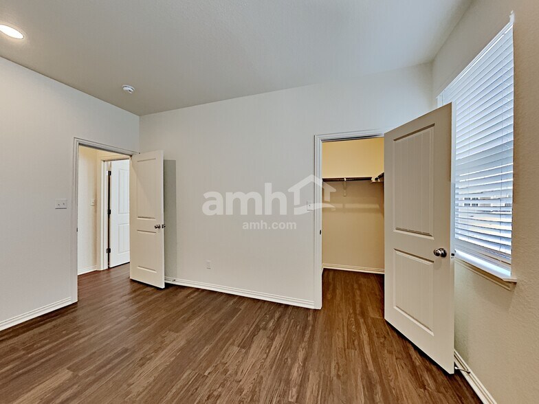 Building Photo - 2721 Wolfcreek
