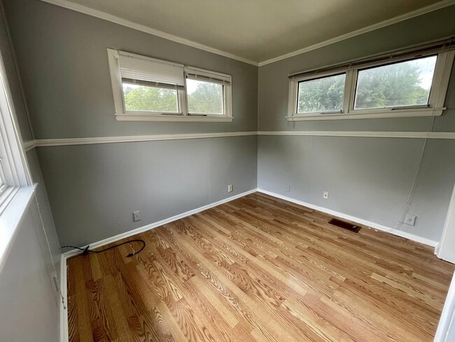 Building Photo - 904 Oakley Ave