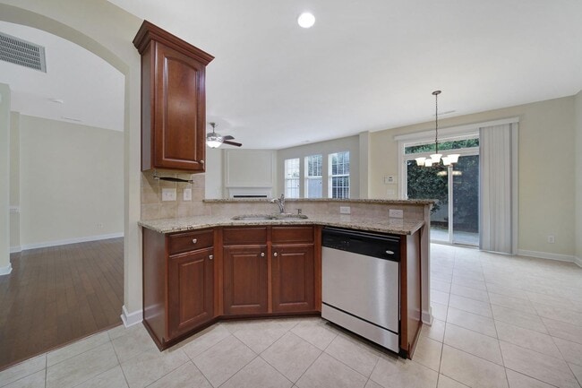 Building Photo - Lovely 3 Bed 2.5 Bath Townhome in Blakeny