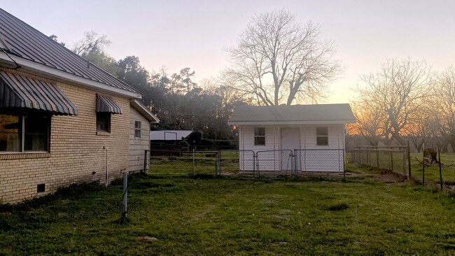 Building Photo - Farmhouse