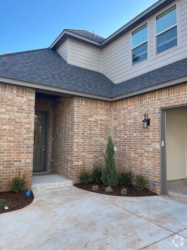 Building Photo - 3 bedroom with 2.5 bath in The Enclave