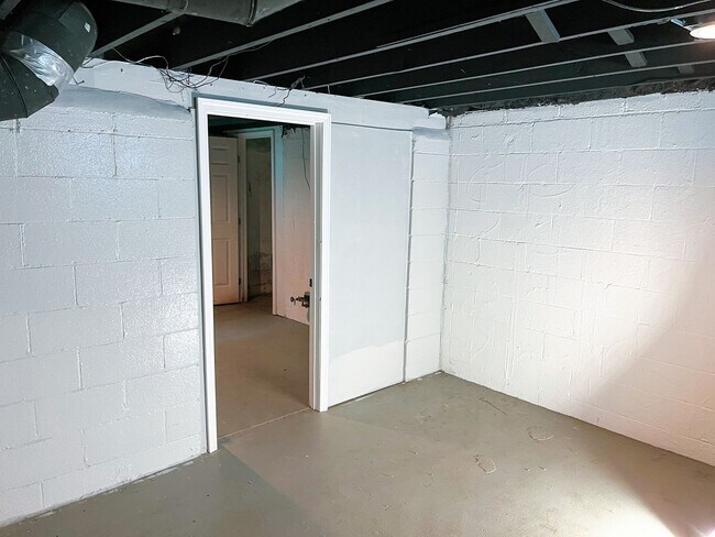 Building Photo - Move-In Ready 2BR Home w/Full Fenced In Yard + Bonus Room Basement!