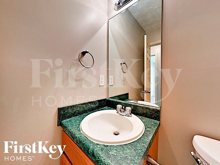 Building Photo - 452 Maplewood Ln