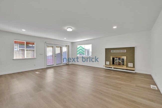 Building Photo - A beautiful 4 bed and 2 bathroom house for...