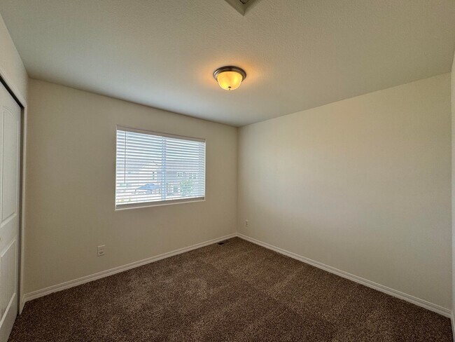 Building Photo - Like new 3 bedroom w/ basement in Enclaves...
