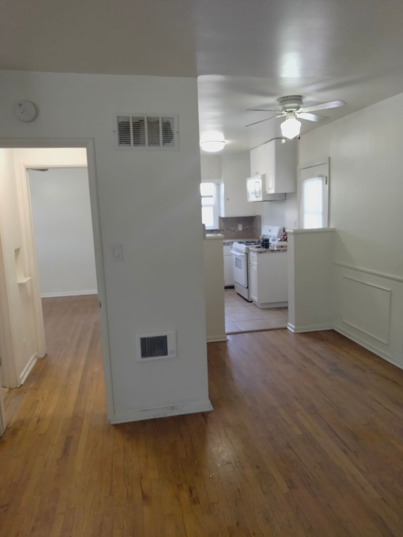 Living to kitchken - 1420 N Hollywood Way