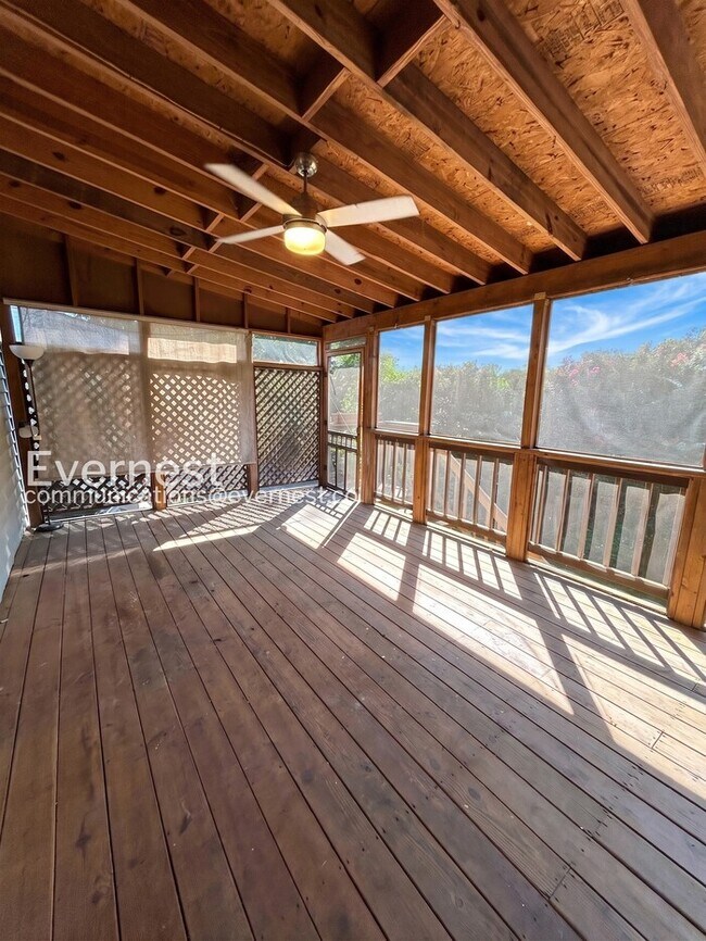 Building Photo - 3 Bed/1.5 Bath Home with Fenced Yard / Available Now!