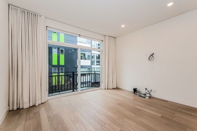 Building Photo - 121A 15th Ave