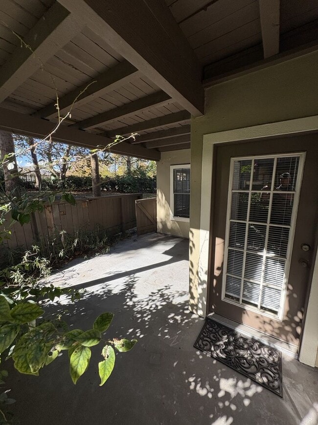 Building Photo - Large 2-bedroom 2-bath Condo