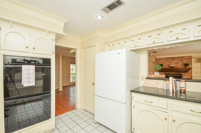 Building Photo - 6611 Cypress Point Dr