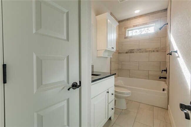 Building Photo - 489 E Ozark View Drive