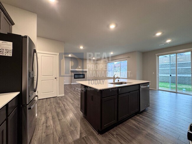Building Photo - Spacious Modern 5-Bedroom Home with 3-Car ...