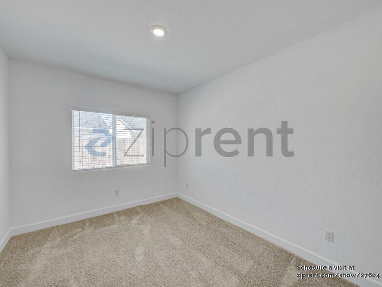 Building Photo - Unit