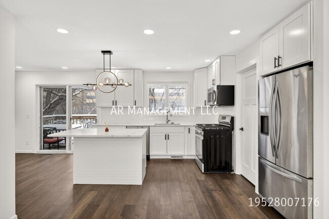 Building Photo - 10920 Oak Knoll Terrace N