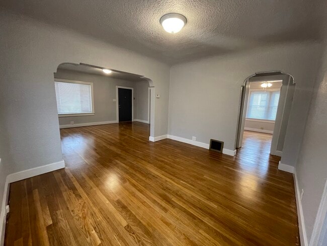 Building Photo - 405 Vassar Dr SE
