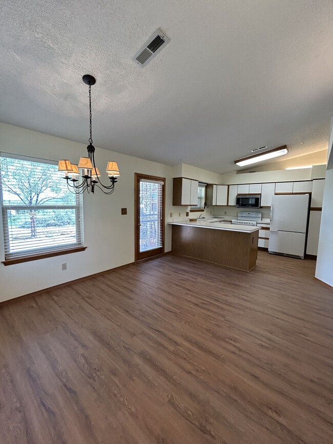 Building Photo - 1 Autumnwood Ct