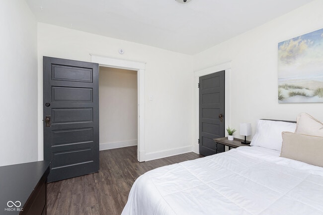 Building Photo - 1432 Sturm Ave