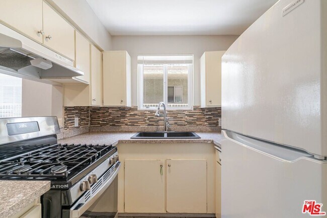 Building Photo - 10900 Blix St