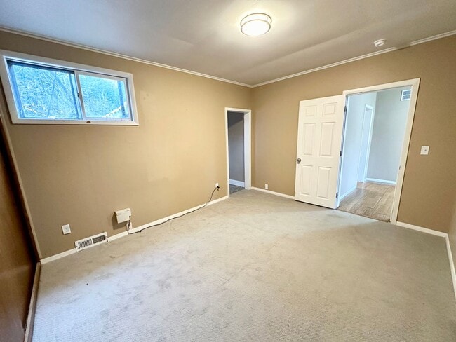 Building Photo - Inviting 3 Bed, 1 Bath Home in Roslyn, Whe...