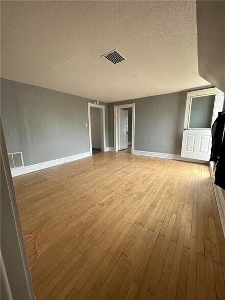 Living Room 3 - 531 Cochrane St