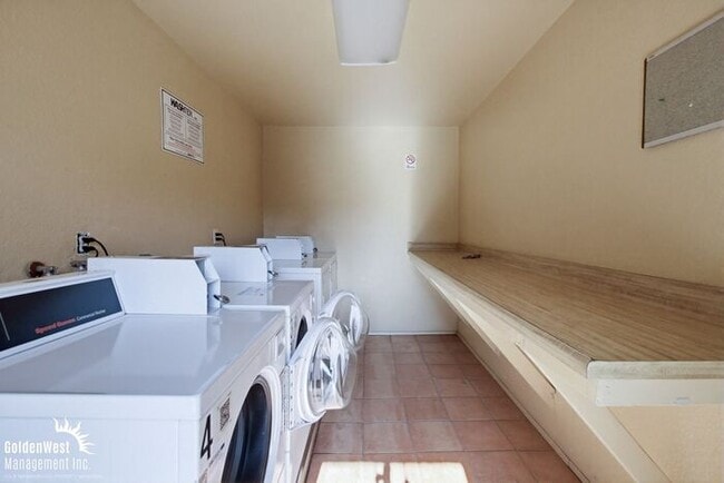 Building Photo - Updated 2Bdm 2Ba Apartment with Community Pool in the Heart of Normal Heights!