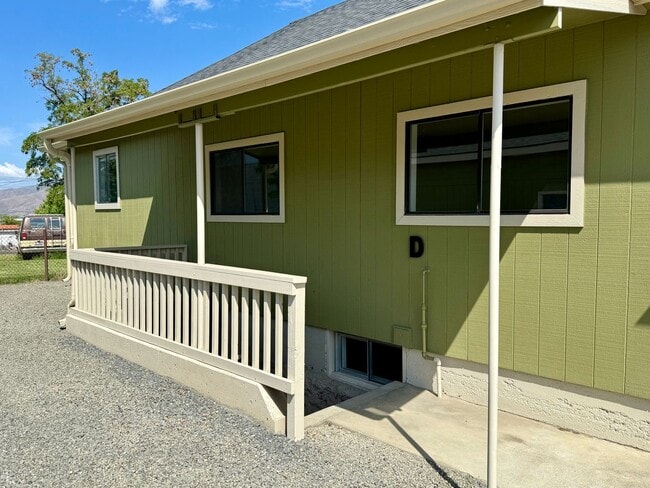 Building Photo - NEW Remodeled 1 Bedroom with BONUS ROOM!