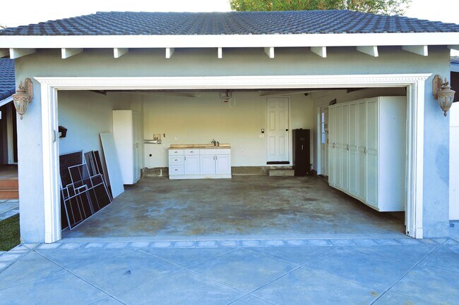 Building Photo - 920 N Clinton St