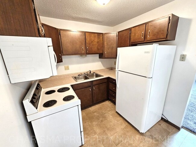 Building Photo - 2 BD, 1 BA in Garretson - Small Town Living Near Big City Amenities