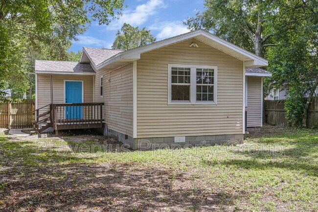 Building Photo - 305 Chaseville St