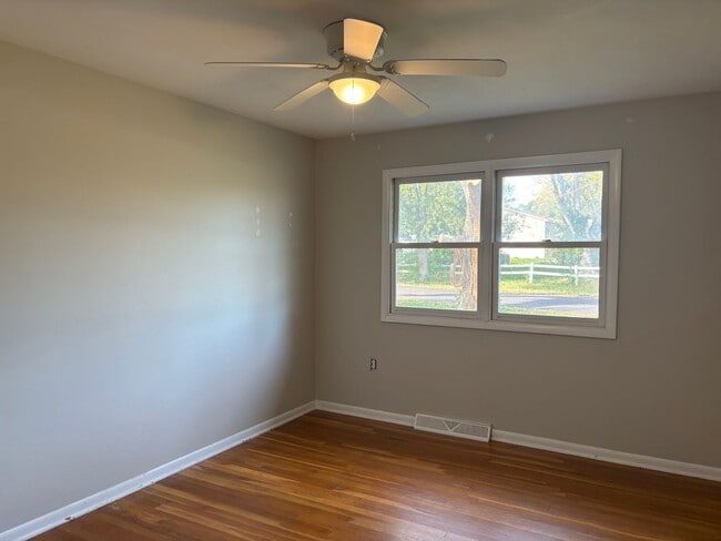 Building Photo - Spacious 4 Bed 1.5 Bath House