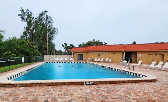 Building Photo - Adorable 1/1 condo with dock and amenity community