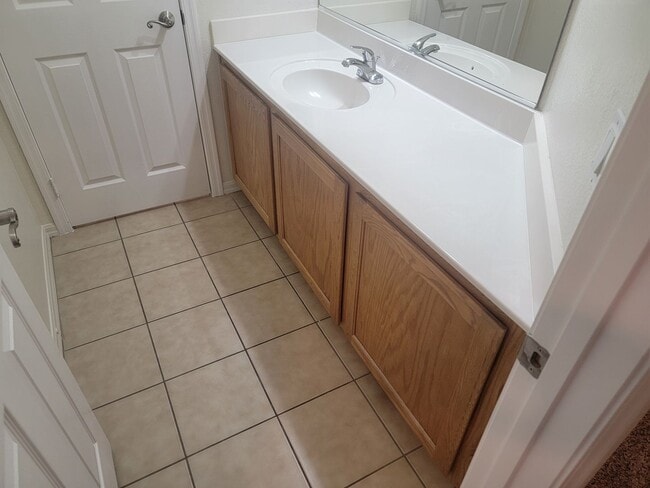 Building Photo - Spacious 5 bed 2.5 bath 2 story home with ...