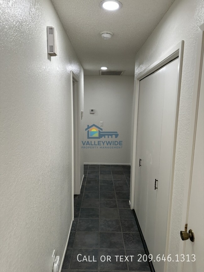 Building Photo - 541 San Vincente Ct