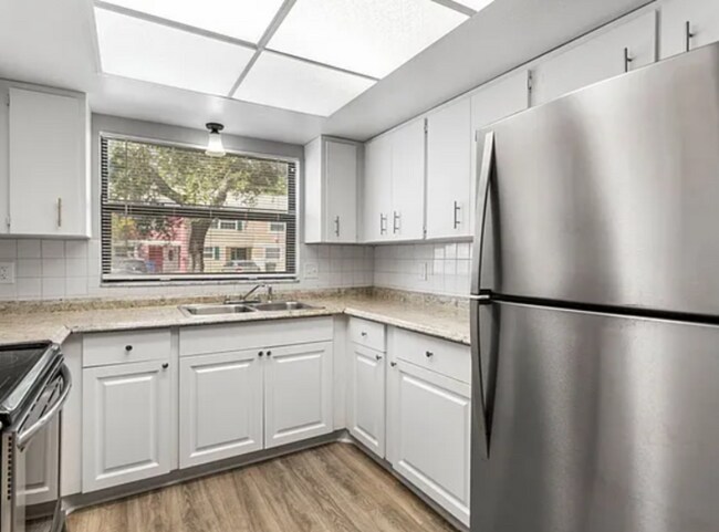 Building Photo - 2820 S Pines Dr