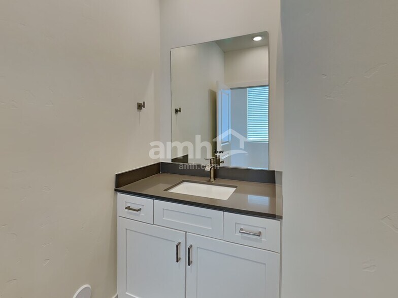 Building Photo - 4089 N Keklik Ave